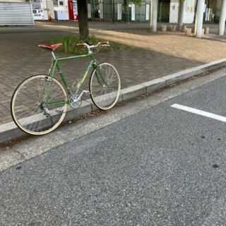 新しい相棒を手に入れました！
1982年初代ビルダー製作のフレームに当時のパーツを組んだビンテージバイク：ケルビム。
最近のロードも持ってはいるけど、どうも一生懸命、速度と心拍数と距離を見ながら走るのは苦手。こういうスポルティーフっぽいのが身の丈に合っているよう。とはいえ、当時チューブラーだったホイールにカンチブレーキ組んでオーダーする方って、相当天邪鬼(笑)。そういうのを実は探していたので、今回入手出来たのは本当に嬉しい。
ちょうど自分がハタチの頃の塗装もデカールも当時のまま。こんな風に、オールペンするでもなく、傷も塗装のヤレも当時のまま、ピカピカで乗り続けたいと思うほど、こんなミントコンディションを手に入れられたのは本当にラッキー！　これはもう確実に一生モノです。

#レストアの森ヴィンテージ専門店
#bitokulife